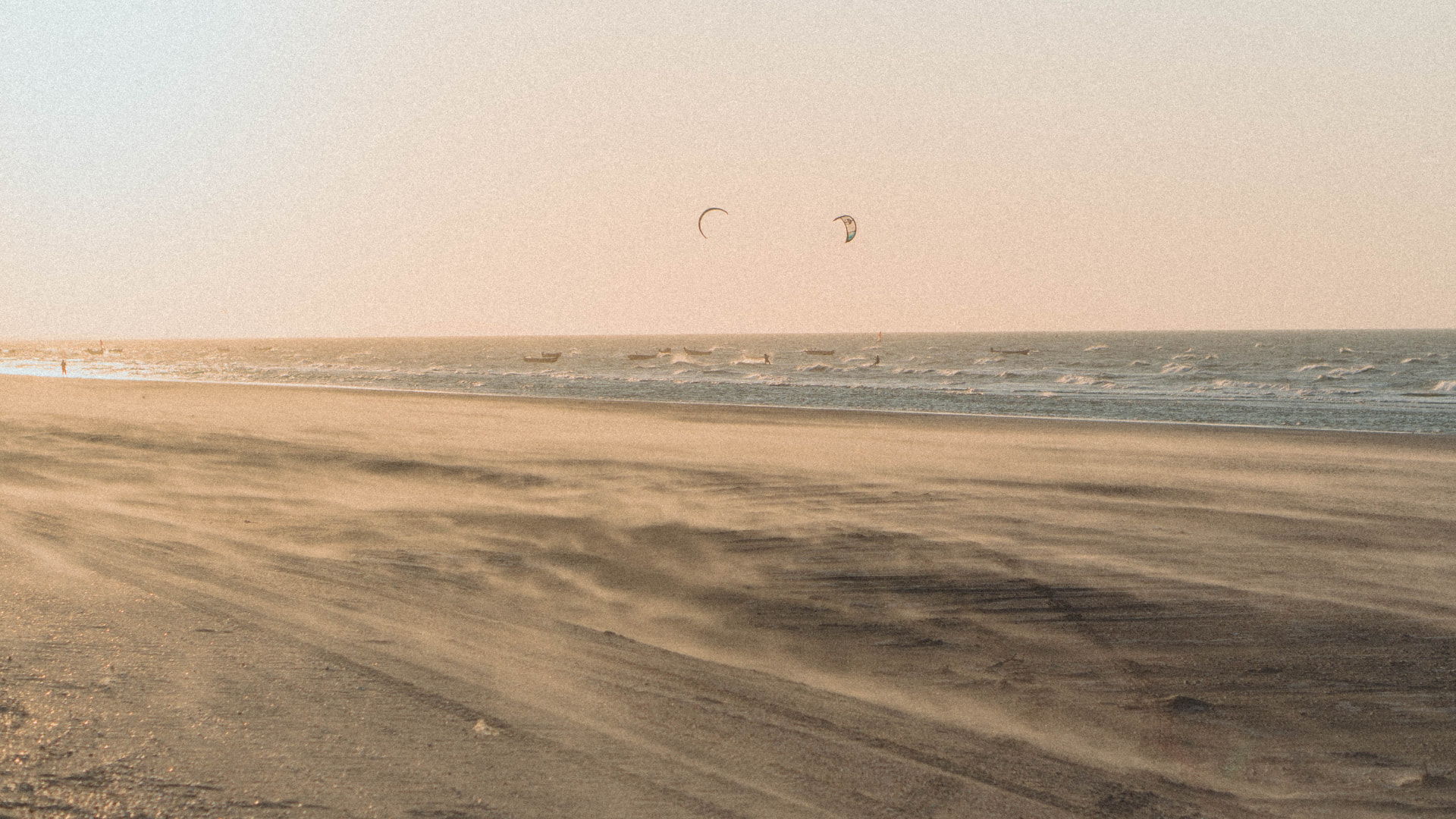 Praia do Preá com kites ao fundo