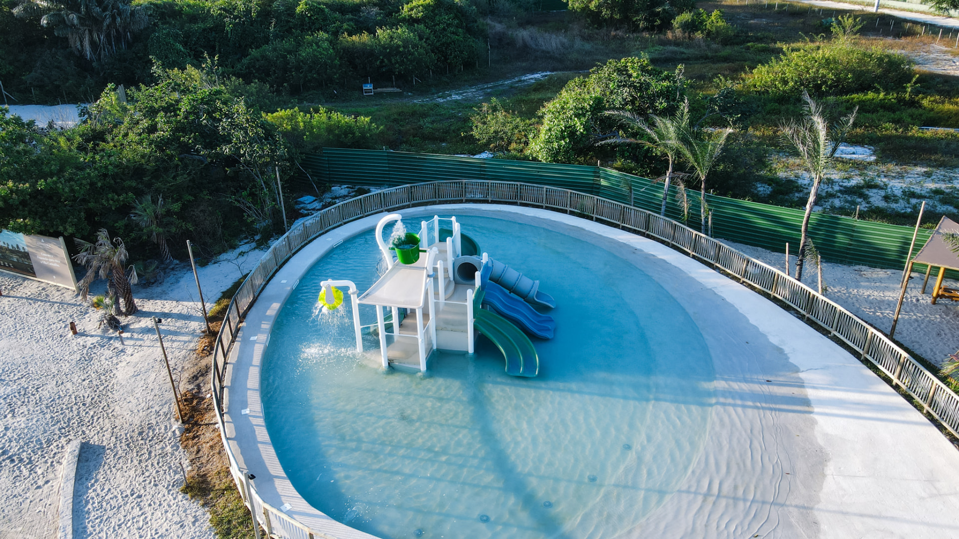 Piscina infantil com toboáguas na Vila Carnaúba