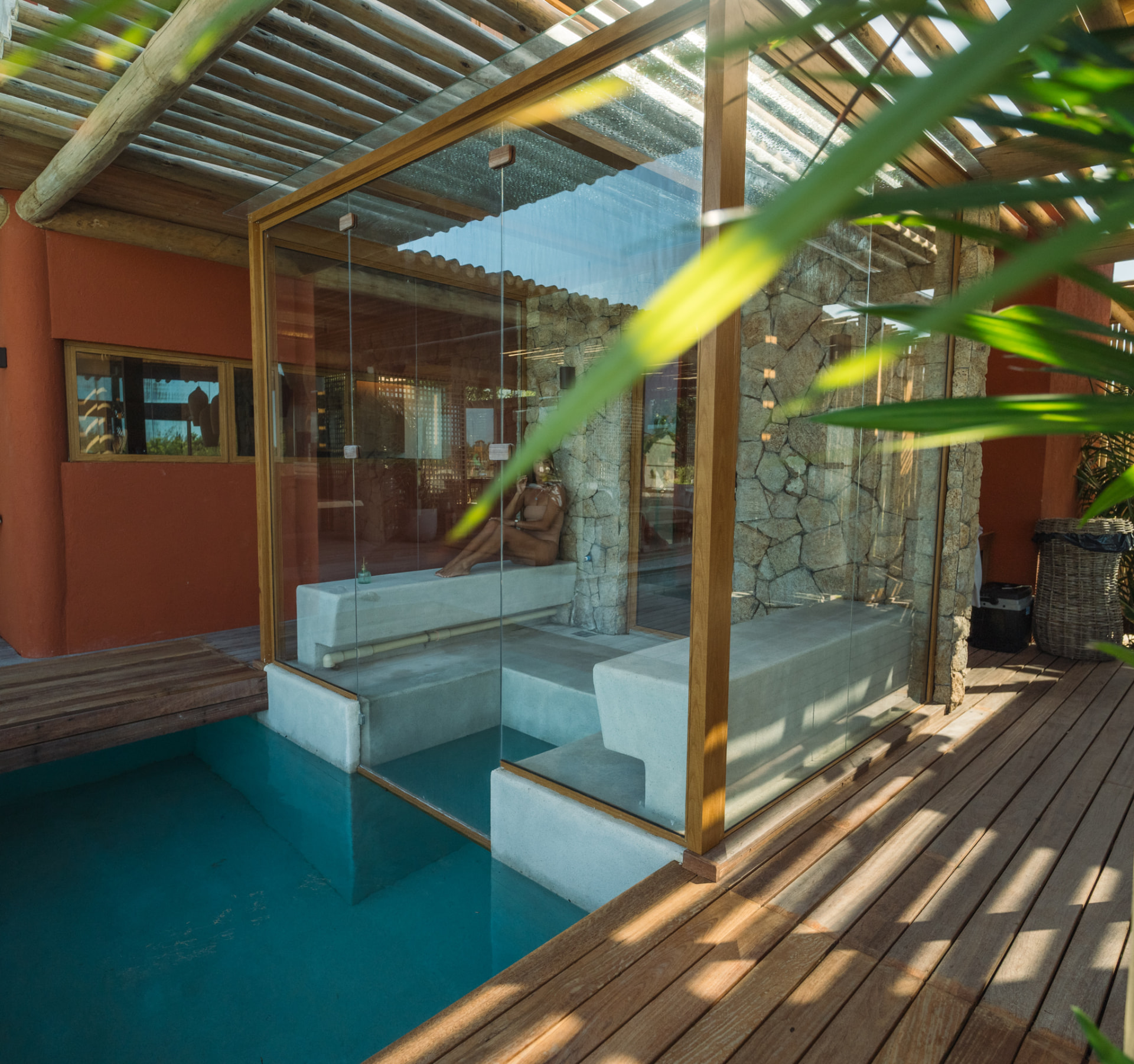 Sauna de vidro junto à piscina