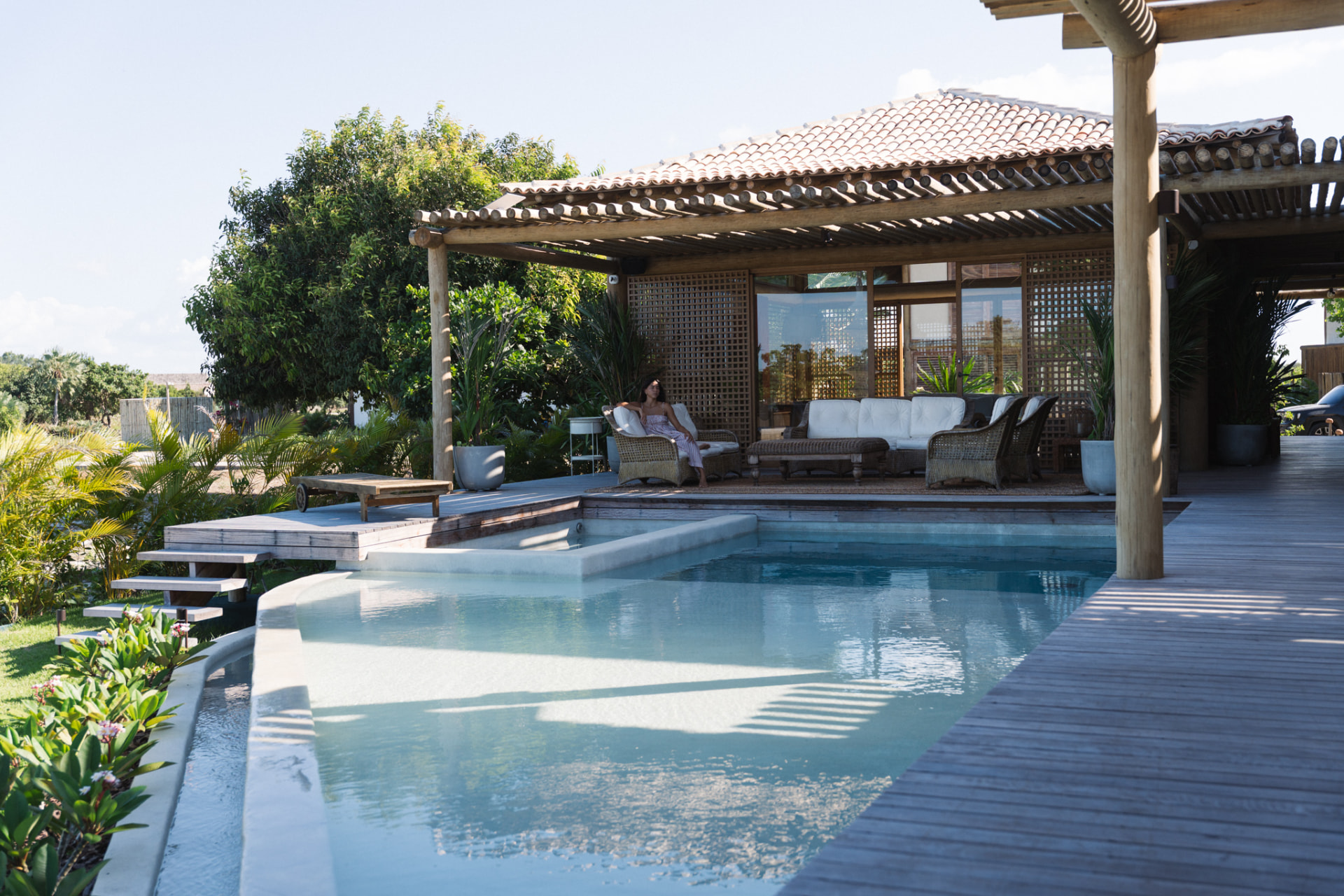 Fachada da Casa Doca vista da piscina