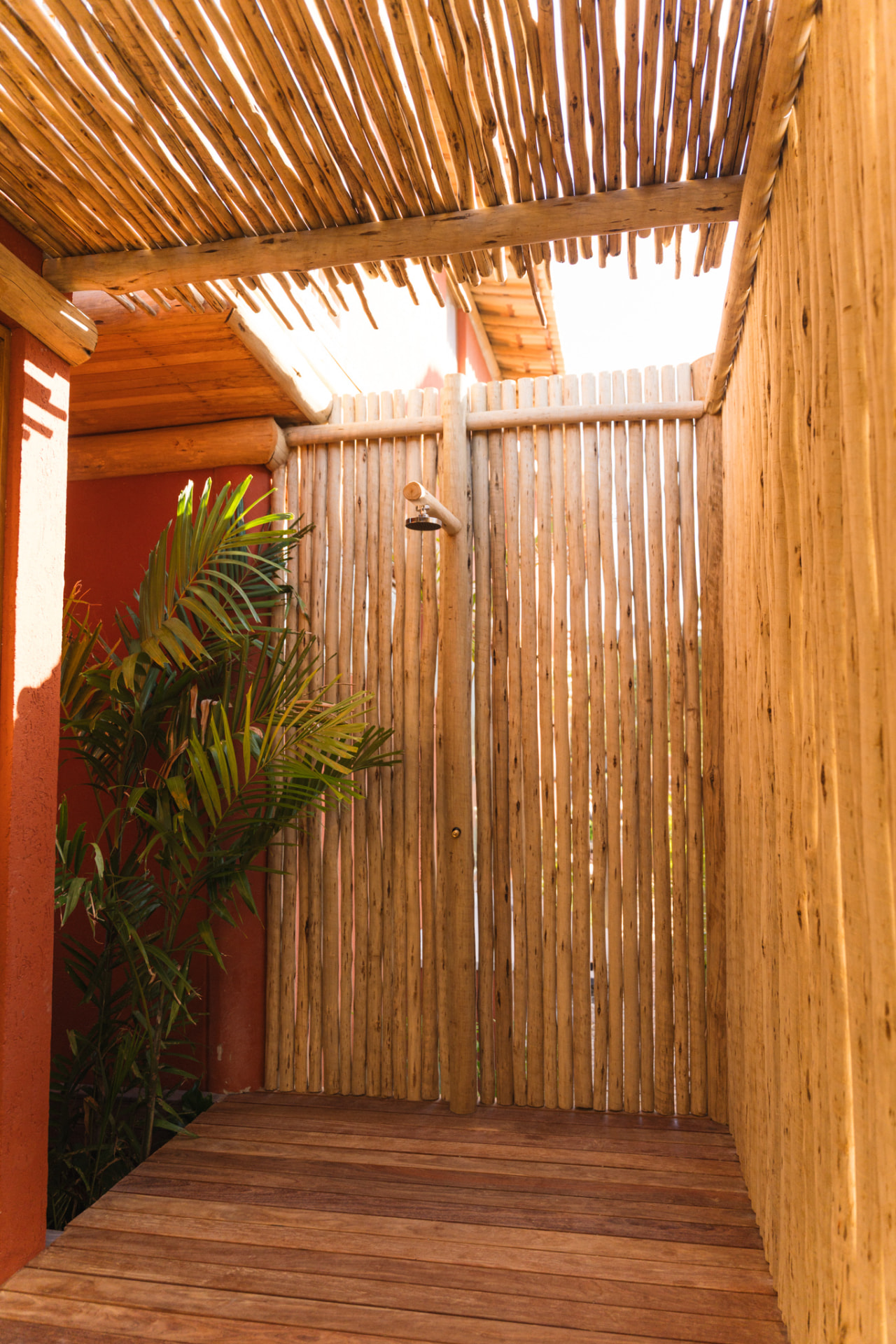 Ducha externa de madeira