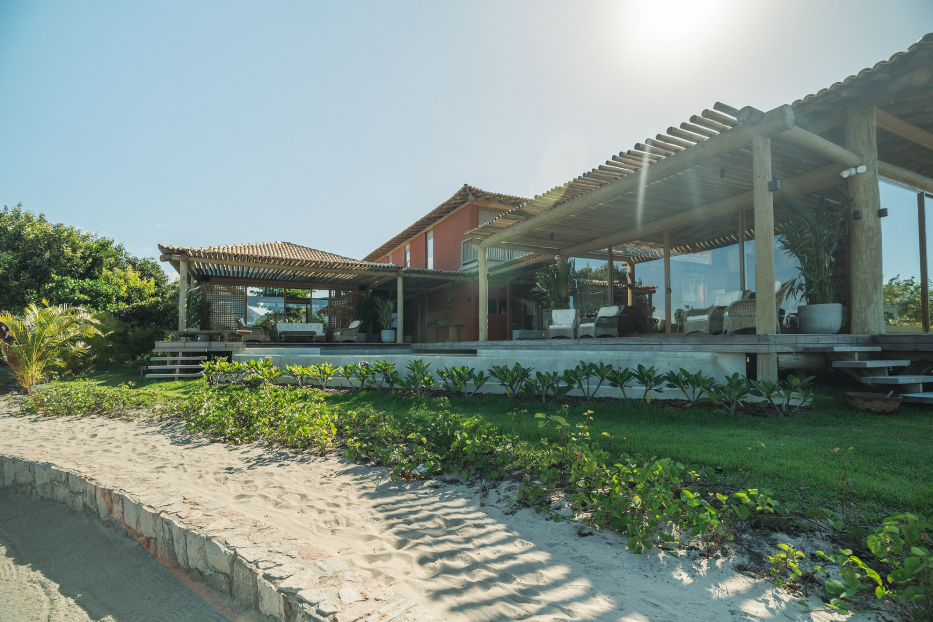 Fachada da casa vista da areia ao fim da tarde