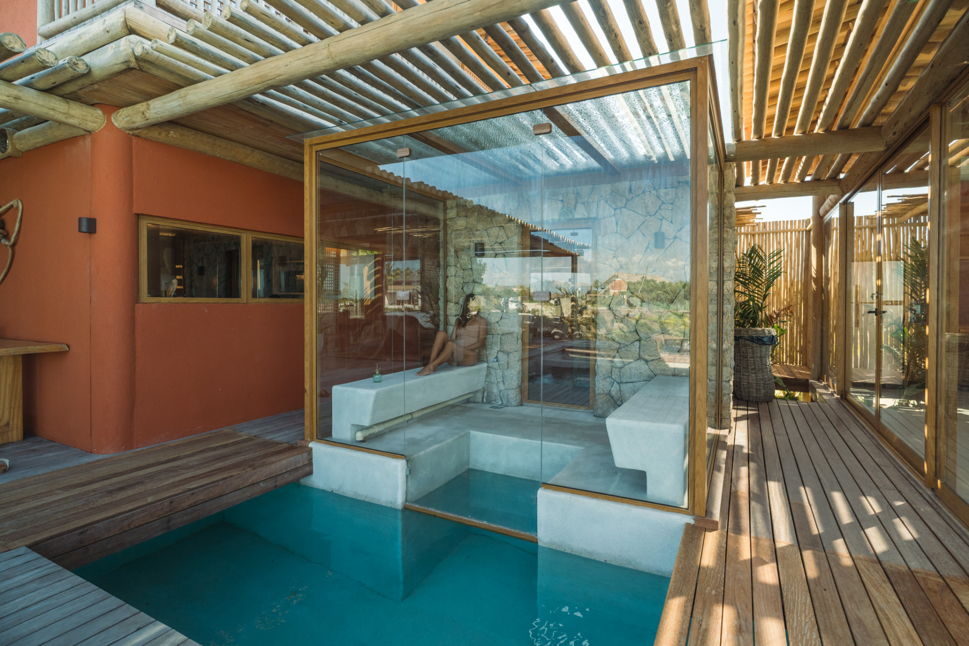 Sauna com vidro e jacuzzi junto à piscina