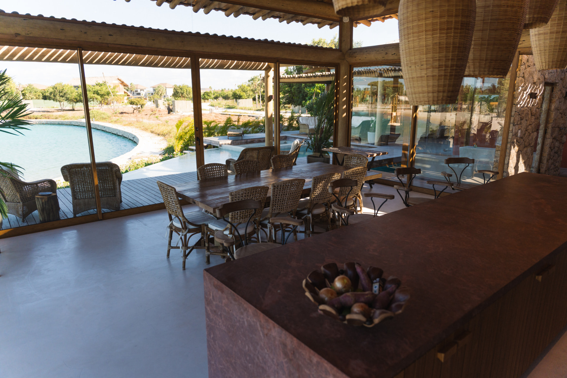Mesa de jantar com vista para a piscina