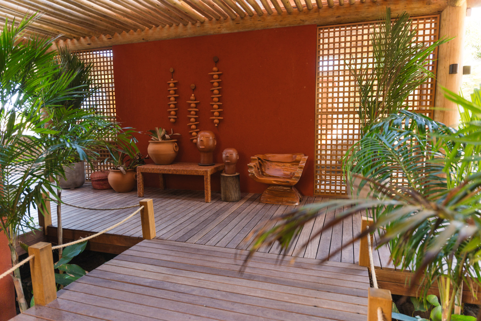 Deck de entrada com parede terracota e peças de cerâmica