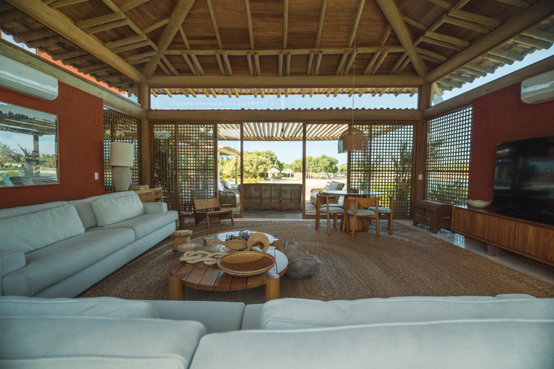 Sala de estar integrada com pé-direito alto de madeira